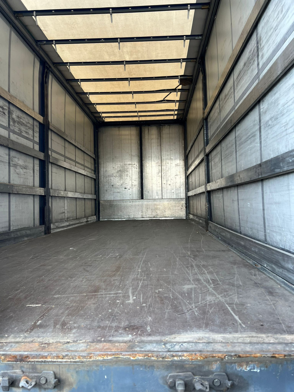 
								5377 Schwarzmueller PA 2/E Schiebeplane Durchlader 2,7m Reifen 60% full									