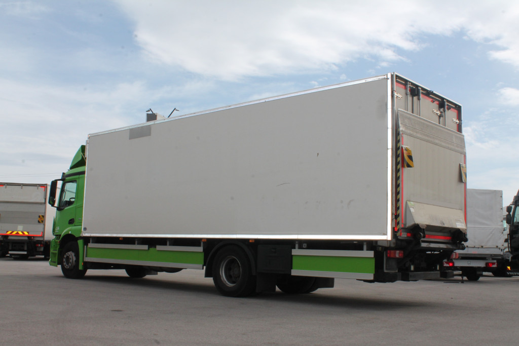 
								5404 Mercedes-Benz Antos 1833 8,7m Frigoblock LBW Blatt/Luft Bett full									