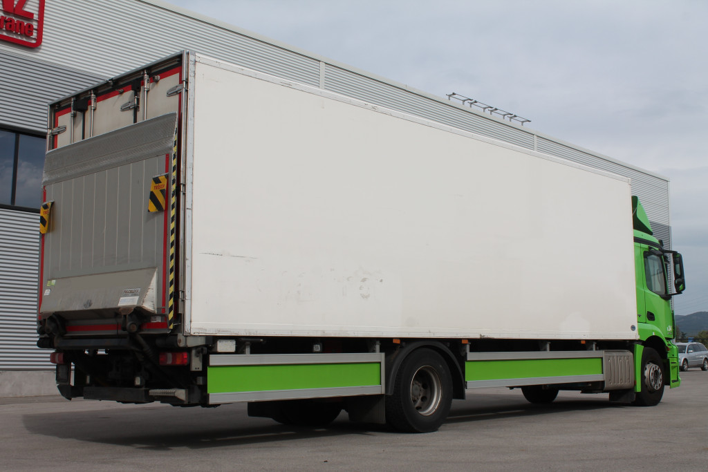 
								5404 Mercedes-Benz Antos 1833 8,7m Frigoblock LBW Blatt/Luft Bett full									