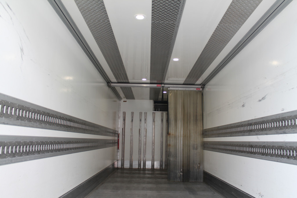 
								5404 Mercedes-Benz Antos 1833 8,7m Frigoblock LBW Blatt/Luft Bett full									