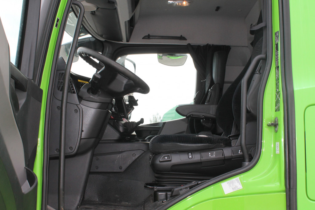 
								5404 Mercedes-Benz Antos 1833 8,7m Frigoblock LBW Blatt/Luft Bett full									