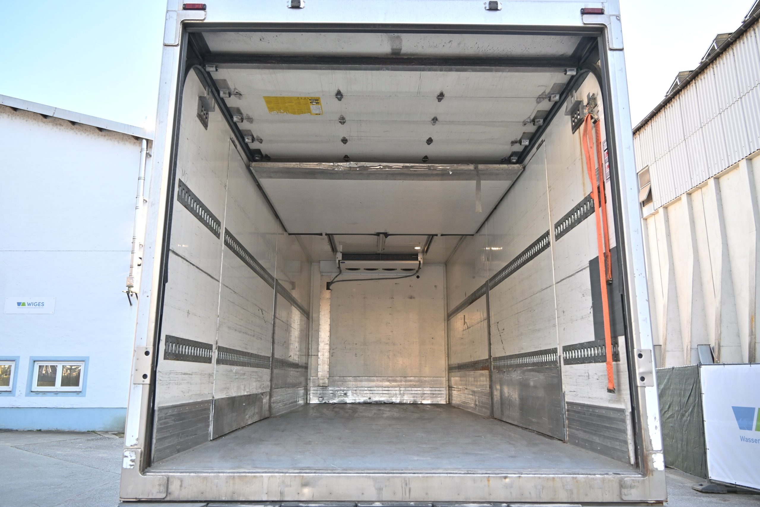 
								5301 Scania R450 E6 Retarder Carrier 850U Seitentüren AHK full									